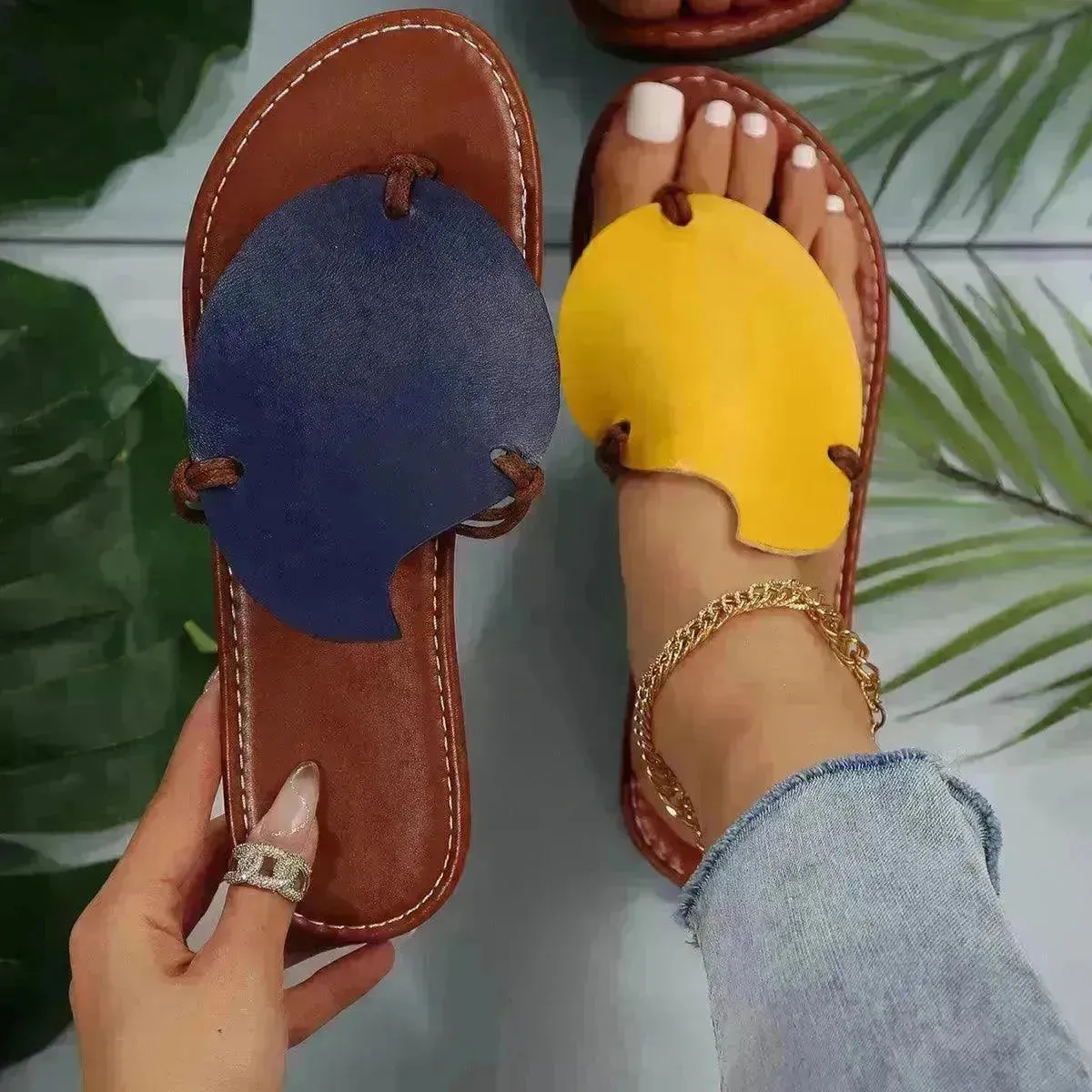 Casual Color-matching Clip-toe Sandals Summer Outdoor Personalized Flat Flip Flop  Slippers For Women.
