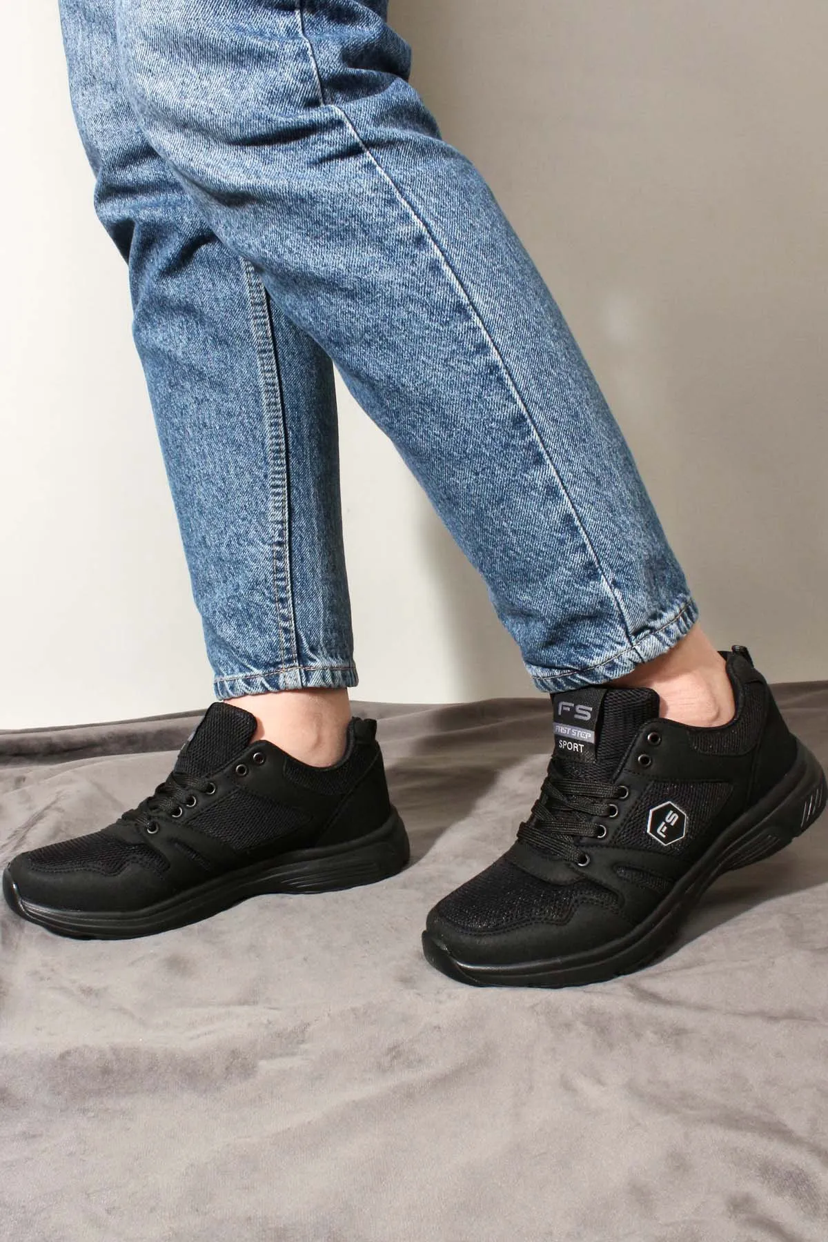 Men's All-Black Athletic Sneakers with Mesh Panels - Wessi
